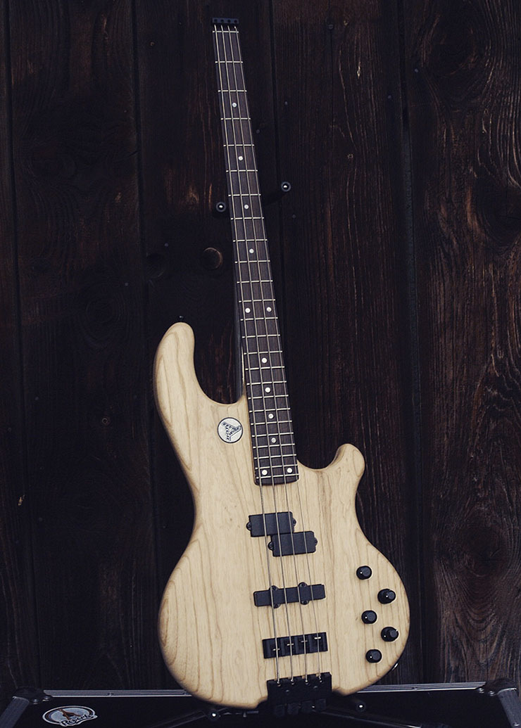 Hot Wire Headless Bass, Serien-Nr. 9130, Swamp Ash Body Inlaw 424 Bass mit PJ Pickups Hot Wire Headless Bass, Serien-Nr. 9130, Swamp Ash Body Inlaw 424 Bass mit PJ Pickups