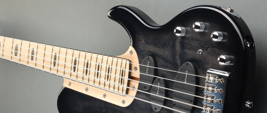 Bass Professor 2/2013, Test: EYB Bassic V Singlecut