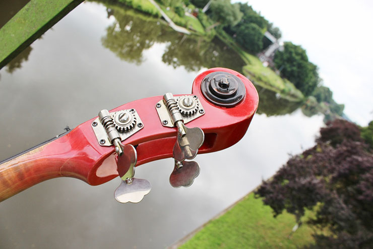 Bass Professor 4/2015. BassMuseum: Ampeg Scroll Head AMUB 1 Fretless von 1968