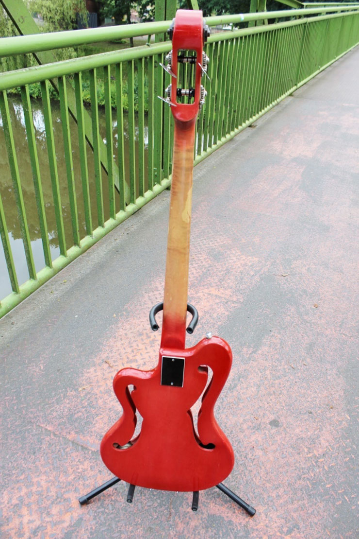 Bass Professor 4/2015. BassMuseum: Ampeg Scroll Head AMUB 1 Fretless von 1968