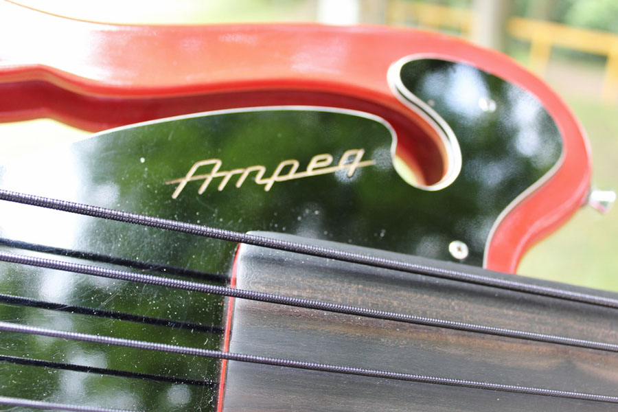 Bass Professor 4/2015. BassMuseum: Ampeg Scroll Head AMUB 1 Fretless von 1968