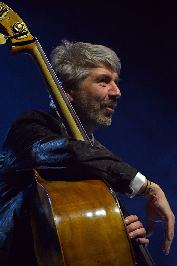 Bass Professor 5/2015, Story: Andreas Düro Bass Professor 5/2015, Story: Andreas Düro