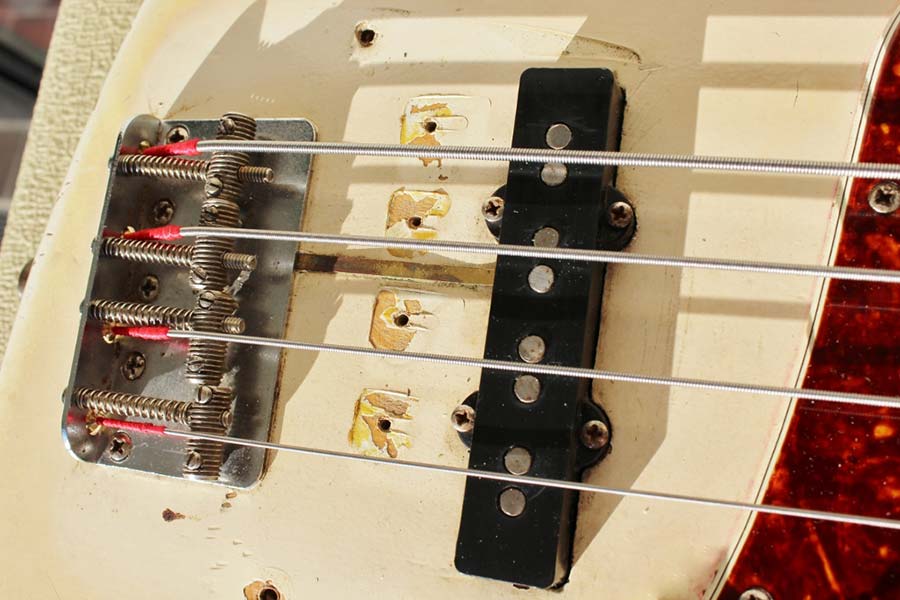 Fender 1961 Jazz Bass in Olympic white