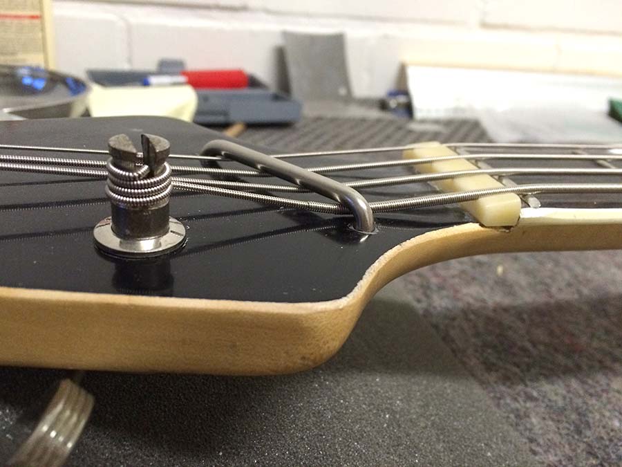 Story: Jolana Galaxis Modifikation. Bass Professor 4/2016, Ausgabe 86, Jens Ritter Story. Bass Museum Mighty Mite, Jolana, Warwick buzzard, Hellmut Hattler, Juergen Attig, Ritter Bass, Fender Elite, Fender Flea Jazz BAss, Galli, Lehle Mono, Musicman Caprice, Ritter Diamond BAss, Swarovski