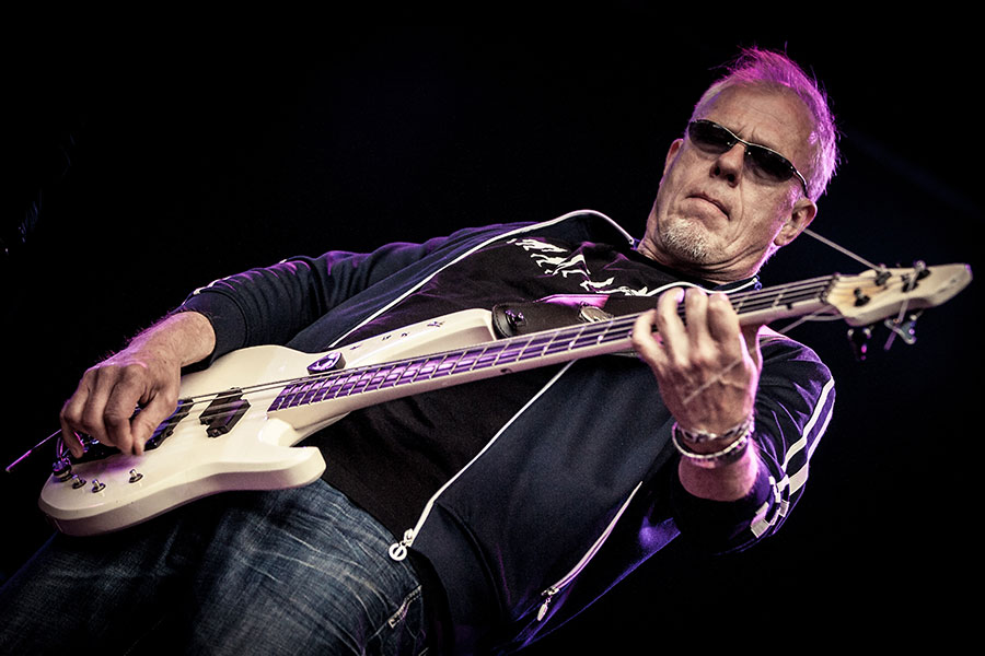 Story: Hellmut Hattler, "MODERNE KUNST. Bass Professor 4/2016, Ausgabe 86, Jens Ritter Story. Bass Museum Mighty Mite, Jolana, Warwick buzzard, Hellmut Hattler, Juergen Attig, Ritter Bass, Fender Elite, Fender Flea Jazz BAss, Galli, Lehle Mono, Musicman Caprice, Ritter Diamond BAss, Swarovski