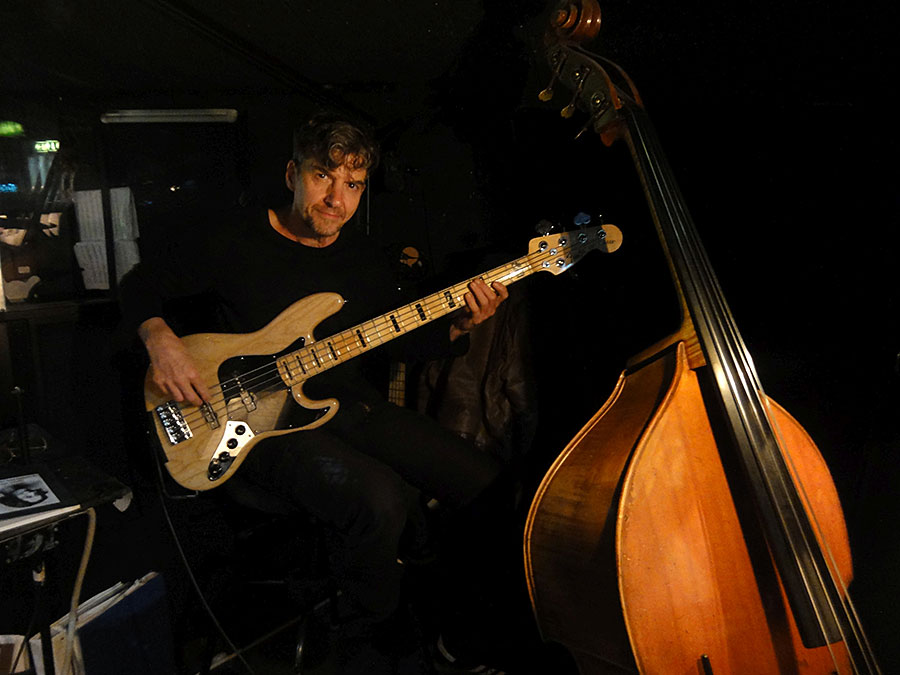 Story: Jürgen Attig (König der Löwen) Bass Professor 4/2016, Ausgabe 86, Jens Ritter Story. Bass Museum Mighty Mite, Jolana, Warwick buzzard, Hellmut Hattler, Juergen Attig, Ritter Bass, Fender Elite, Fender Flea Jazz BAss, Galli, Lehle Mono, Musicman Caprice, Ritter Diamond BAss, Swarovski