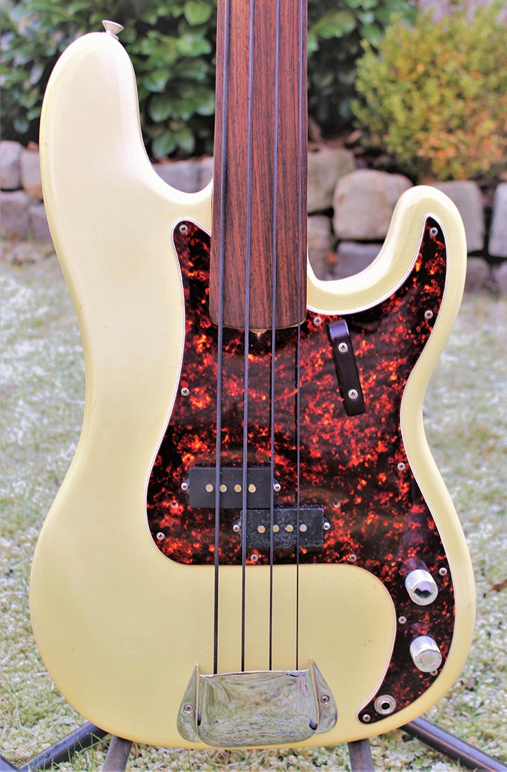 Bass Professor 5/2016, Ausgabe 87. BassMuseum: Fender Precision Bässe 1972 Olympic White Fretless und Bird´s Eye Maple Neck fretted Bass Professor 5/2016, Ausgabe 87. BassMuseum: Fender Precision Bässe 1972 Olympic White Fretless und Bird´s Eye Maple Neck fretted