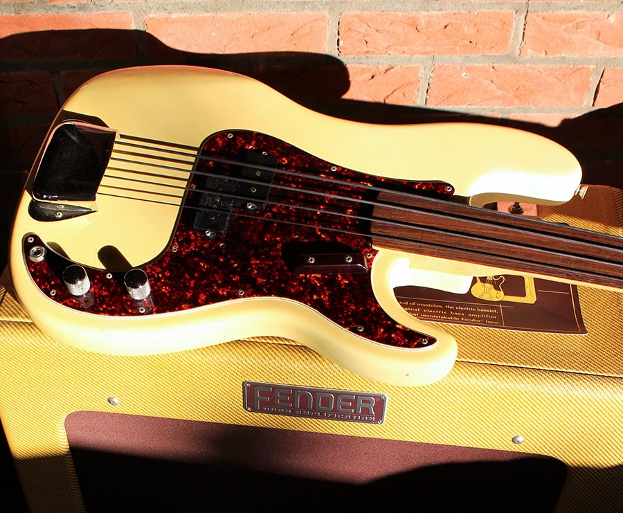 Bass Professor 5/2016, Ausgabe 87. BassMuseum: Fender Precision Bässe 1972 Olympic White Fretless und Bird´s Eye Maple Neck fretted Bass Professor 5/2016, Ausgabe 87. BassMuseum: Fender Precision Bässe 1972 Olympic White Fretless und Bird´s Eye Maple Neck fretted