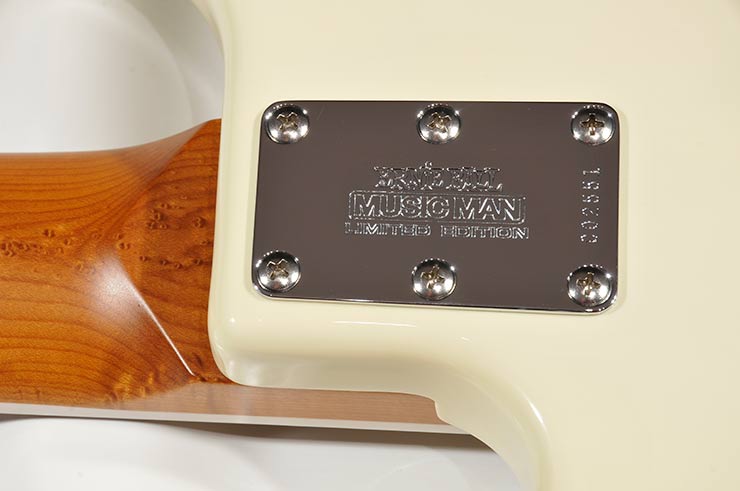 MUSIC MAN StingRay 5 30th Anniversary. Ist das nicht schön? Wenn es Firmen so lange gibt, wie das bei Ernie Ball und Music Man der Fall ist, gibt es irgendwann fast automatisch fast dauernd Jubiläen zu feiern. War es letztes Jahr der vierzigste Geburtstag des StingRay, ist es diesmal dessen fünfsaitiger Bruder, der elf Jahre jünger ist und ergo dieses Jahr dreißig wird. Was Music Man mit einem 30th Anniversary StingRay 5 feiert. Happy birthday!