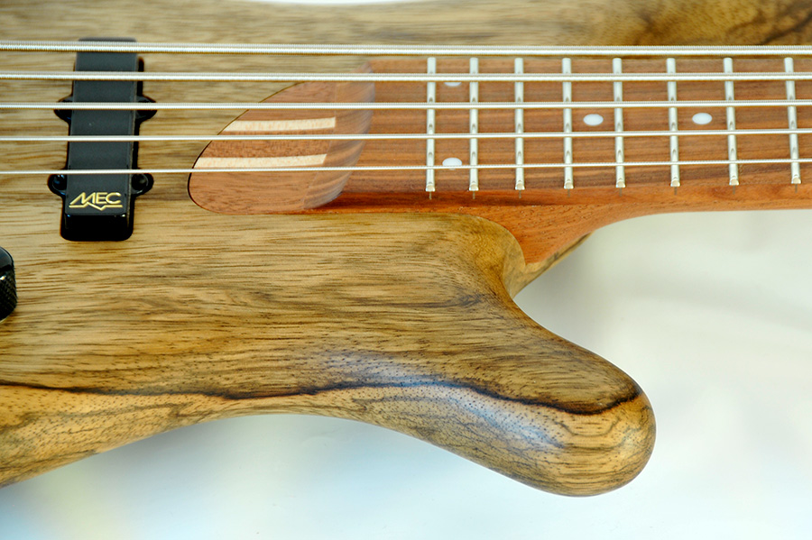 Bass Professor 2/2019, Test: FAME Baphomet II 4 - und 5 -Saiter