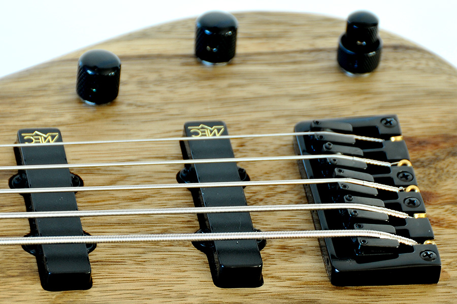 Bass Professor 2/2019, Test: FAME Baphomet II 4 - und 5 -Saiter