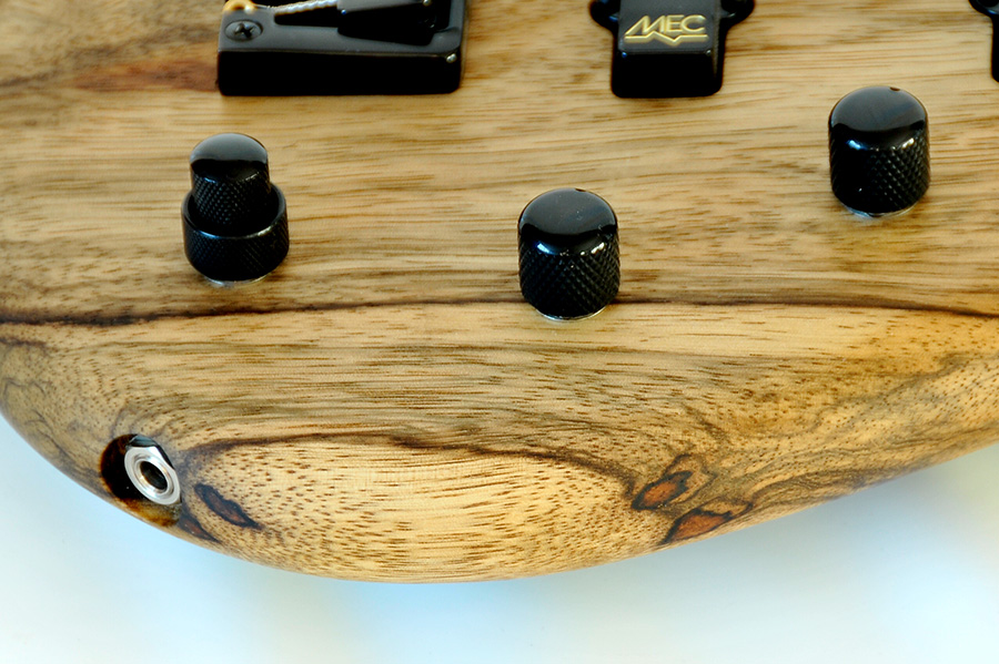 Bass Professor 2/2019, Test: FAME Baphomet II 4 - und 5 -Saiter^