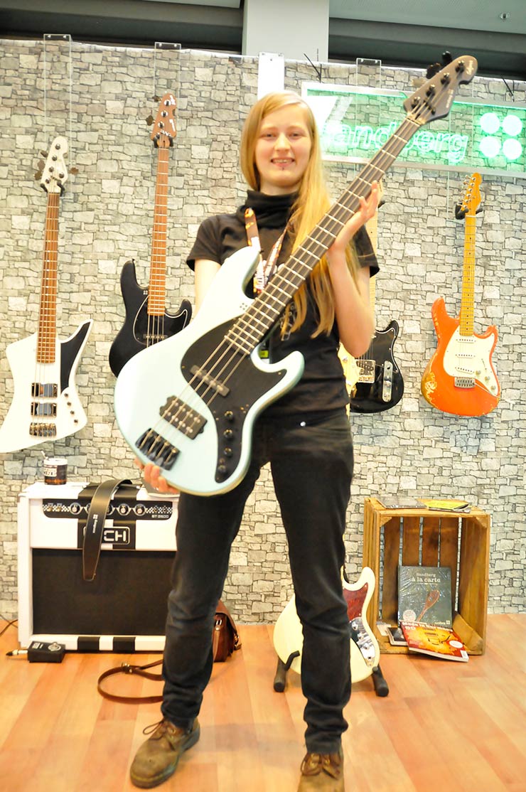 Bass Professor 3/2019 - Ausgabe 99; Bass Professor; Guitar Summit; Roland Kaschube; Lexxi Foxx; Lisa Wulff; Oliver Lang; Achim Seifert; Bert Gerecht; Guitar Summit; Marleaux; BassMuseum; Wal JG Custom; Elyra Slapcool; Jozsi Lak; Selma 6 String Multiscale; RockBoard; Jens Gears; Rolf Sander