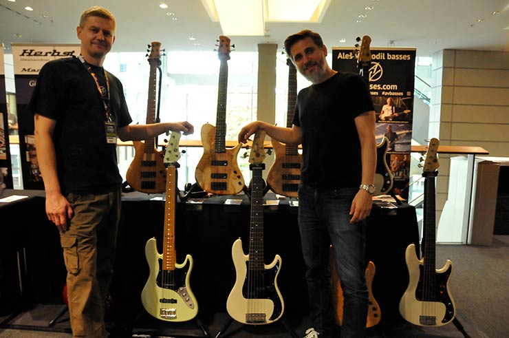 Bass Professor 3/2019 - Ausgabe 99; Bass Professor; Guitar Summit; Roland Kaschube; Lexxi Foxx; Lisa Wulff; Oliver Lang; Achim Seifert; Bert Gerecht; Guitar Summit; Marleaux; BassMuseum; Wal JG Custom; Elyra Slapcool; Jozsi Lak; Selma 6 String Multiscale; RockBoard; Jens Gears; Rolf Sander