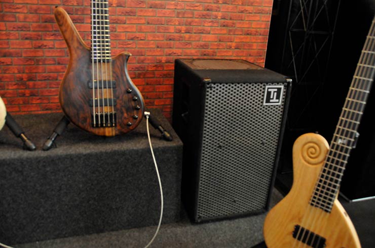 Bass Professor 3/2019 - Ausgabe 99; Bass Professor; Guitar Summit; Roland Kaschube; Lexxi Foxx; Lisa Wulff; Oliver Lang; Achim Seifert; Bert Gerecht; Guitar Summit; Marleaux; BassMuseum; Wal JG Custom; Elyra Slapcool; Jozsi Lak; Selma 6 String Multiscale; RockBoard; Jens Gears; Rolf Sander; Jens Ritter