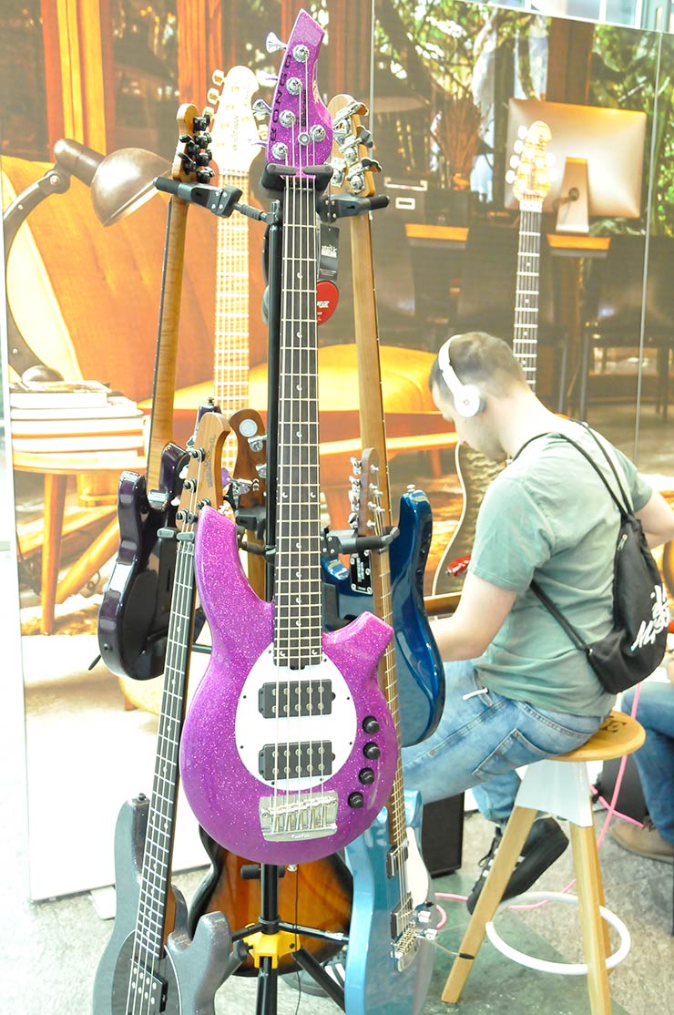 Bass Professor 3/2019 - Ausgabe 99; Bass Professor; Guitar Summit; Roland Kaschube; Lexxi Foxx; Lisa Wulff; Oliver Lang; Achim Seifert; Bert Gerecht; Guitar Summit; Marleaux; BassMuseum; Wal JG Custom; Elyra Slapcool; Jozsi Lak; Selma 6 String Multiscale; RockBoard; Jens Gears; Rolf Sander; Jens Ritter; Eyb; Alyra; Dingwall; Music Man;