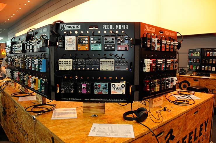 Bass Professor 3/2019 - Ausgabe 99; Bass Professor; Guitar Summit; Roland Kaschube; Lexxi Foxx; Lisa Wulff; Oliver Lang; Achim Seifert; Bert Gerecht; Guitar Summit; Marleaux; BassMuseum; Wal JG Custom; Elyra Slapcool; Jozsi Lak; Selma 6 String Multiscale; RockBoard; Jens Gears; Rolf Sander