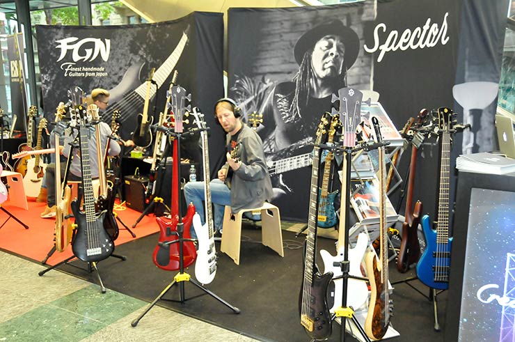 Bass Professor 3/2019 - Ausgabe 99; Bass Professor; Guitar Summit; Roland Kaschube; Lexxi Foxx; Lisa Wulff; Oliver Lang; Achim Seifert; Bert Gerecht; Guitar Summit; Marleaux; BassMuseum; Wal JG Custom; Elyra Slapcool; Jozsi Lak; Selma 6 String Multiscale; RockBoard; Jens Gears; Rolf Sander; Jens Ritter; Eyb; Alyra; Dingwall; Music Man; Yamaha; Spector;