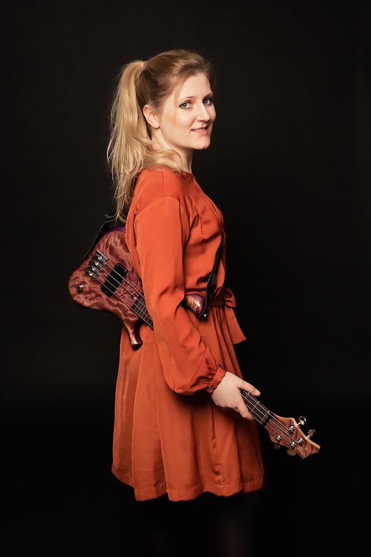 Bass Professor 3/2019 - Ausgabe 99; Bass Professor; Roland Kaschube; Lexxi Foxx; Lisa Wulff; Oliver Lang; Achim Seifert; Bert Gerecht; Guitar Summit; Marleaux; BassMuseum; Wal JG Custom; Elyra Slapcool; Jozsi Lak; Selma 6 String Multiscale; RockBoard; Jens Gears; Rolf Sander