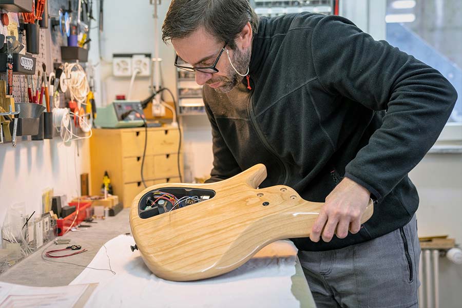 Bass Professor 4/2019, Ausgabe 100. Story: Tino Tedesco. Let’s talk about Bass: 18. Bass Professor 4/2019, Ausgabe 100. Story: Tino Tedesco. Let’s talk about Bass: 18.