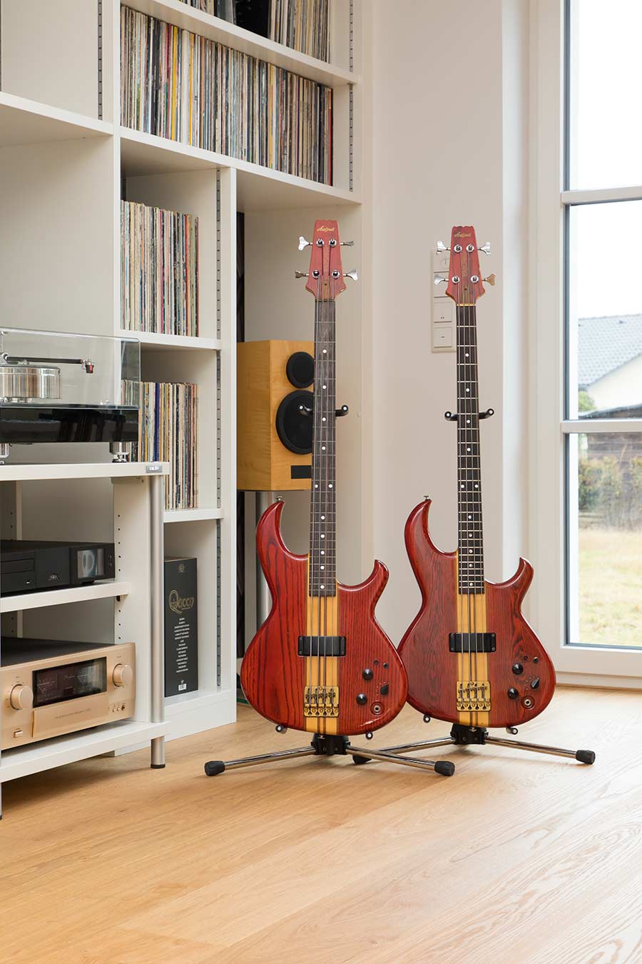 Bass Professor 1/2020. BassMuseum: Aria Pro II SB-1000 fretted & fretless