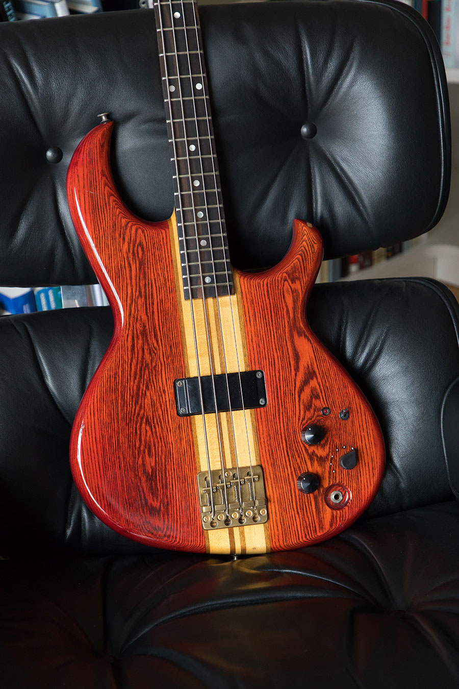 Bass Professor 1/2020. BassMuseum: Aria Pro II SB-1000 fretted & fretless