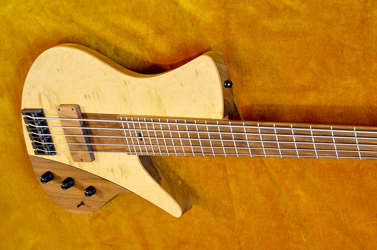 Bass professor 1/202. Test: Ulrich Bass Design Saulus 5 Walnut