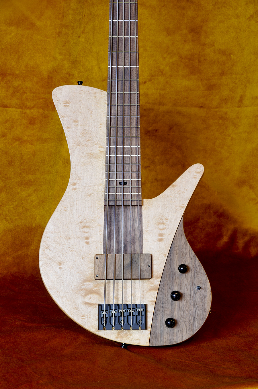 Bass professor 1/202. Test: Ulrich Bass Design Saulus 5 Walnut