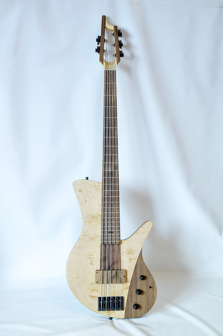 Bass professor 1/202. Test: Ulrich Bass Design Saulus 5 Walnut