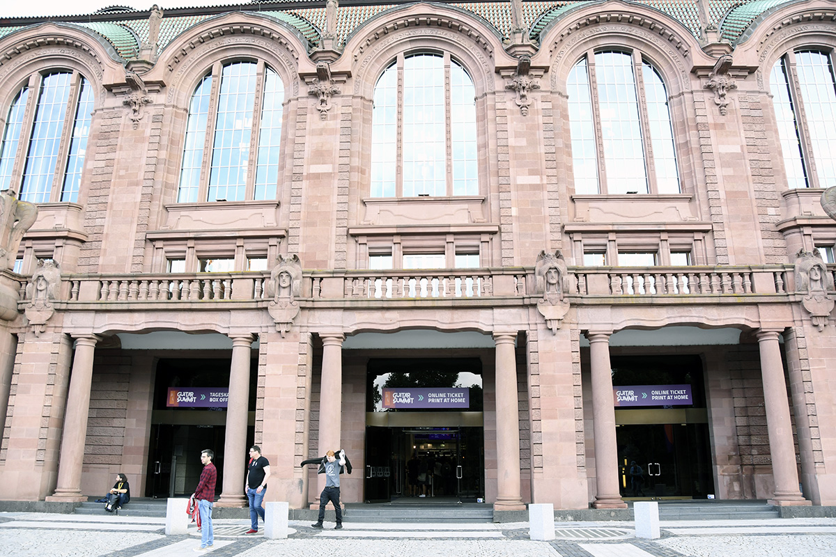 Bass Professor 2/2022, Ausgabe 107, Bass Special: Guitar Summit 2022, Florian Friedrich, Igor Zakus, Gary Unwin, Marty O’Brian [Lita Ford Band], Simon Zauels, Mattis Kleppen, Steffi Stephan, Let’s Talk About Bass: Marcus Spangler – Warwick, NAMM-Report 2022, BassMuseum: Sandberg CAL PM-5 Custom Shop, Rabenberger Church Bird Le Merle 750, Magnus Guitars Penta-Head 5-Saiter, Music Man Stingray Tim Commerford Signature Short Scale Bass passiv, Markbass Little AG 1000